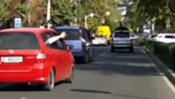 Пассажир «Хонды» на ходу выбросил мусор в окно. Видео