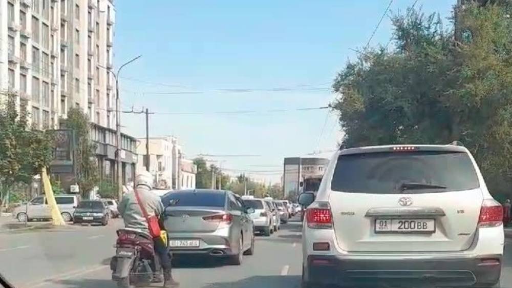 Водитель предлагает решение проблемы пробок на Сухэ-Батора. Видео