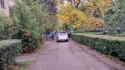 «Субару» заехал на тротуаре по Айтматова. Фото