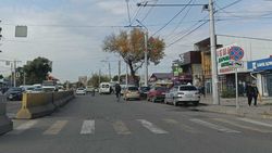 Остановка на Жибек Жолу заставлена таксистами. Фото