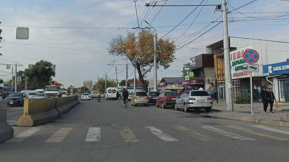 Остановка на Жибек Жолу заставлена таксистами. Фото
