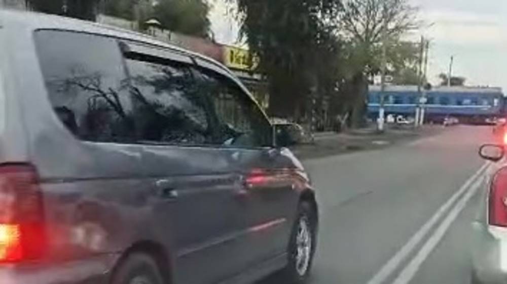 «Одиссей» объезжает пробку на Асаналиева по встречке. Видео