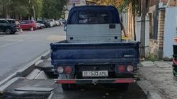 Грузовик «Киа Бонго» припарковали на тротуаре. Фото