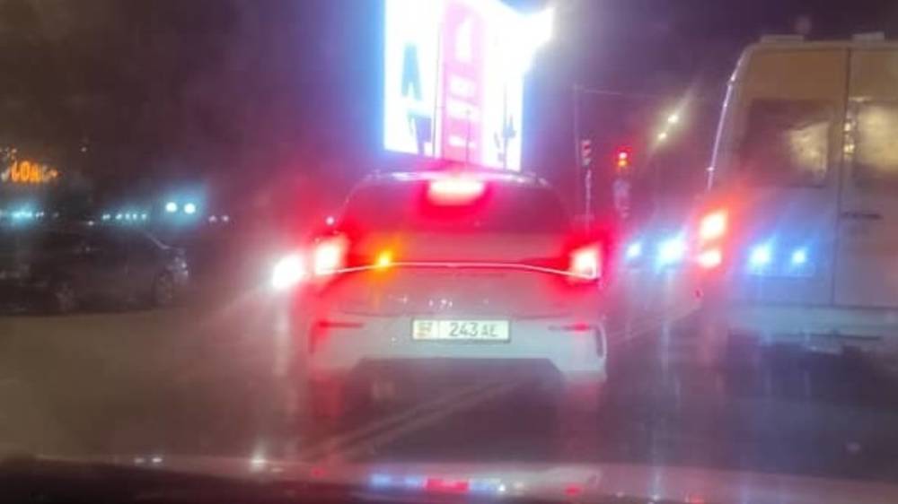 В Оше китайский автомобиль выезжает на встречку. Фото