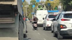 На Алматинке женщина с ребенком в коляске просит милостыню. Фото горожанина