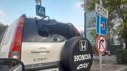 «Хонда CR-V» припаркована на «зебре» на Московской. Фото