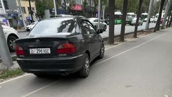 «Тойота» проехала по тротуару и припарковалась на велодорожке. Видео