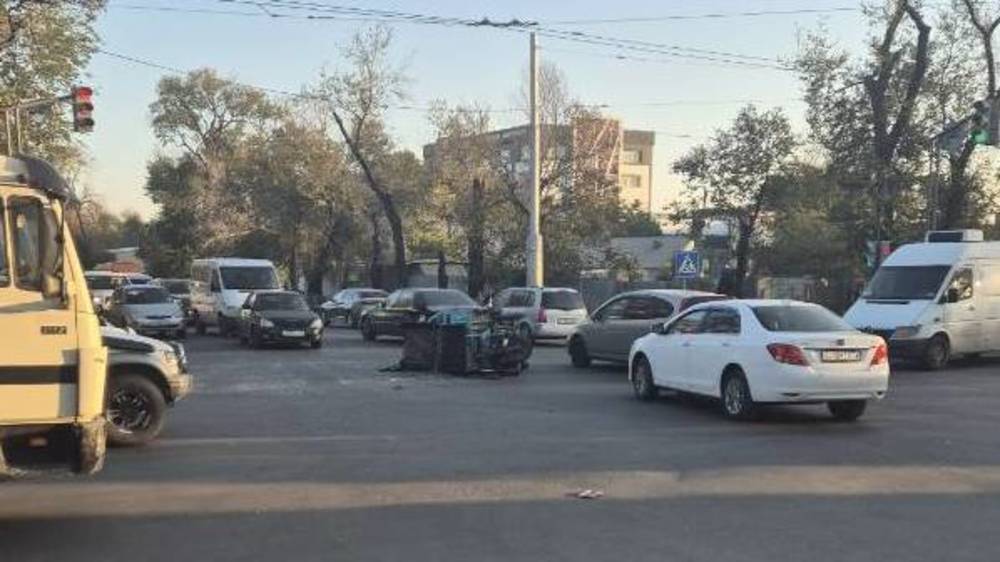 Мотороллер попал в ДТП на Льва Толстого. Фото