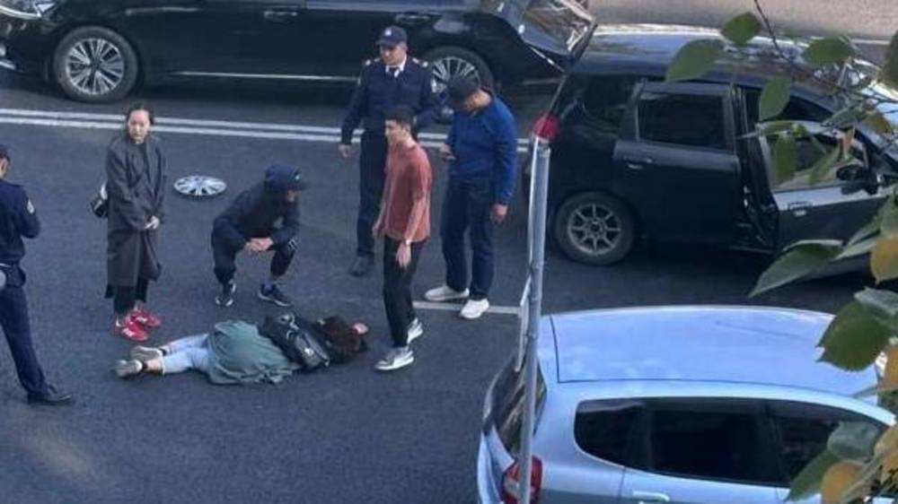 Напротив Белого дома сбили девушку. Фото