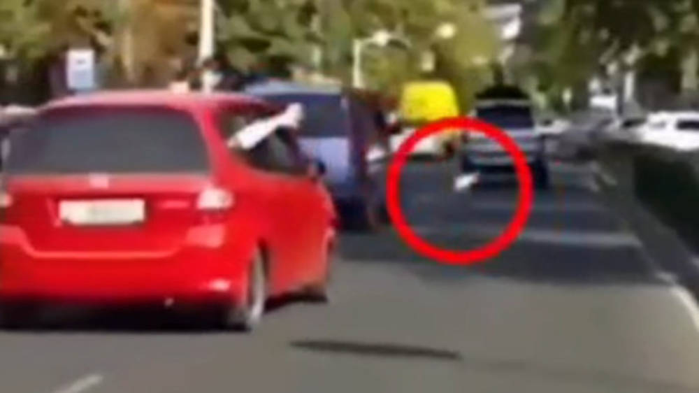 Девушку, выбросившую мусор из окна такси, оштрафовали на 5500 сомов. Видео