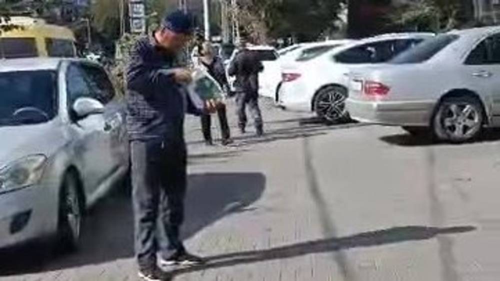 Тротуар возле ЦОН на Жибек Жолу снова заставлен машинами. Видео