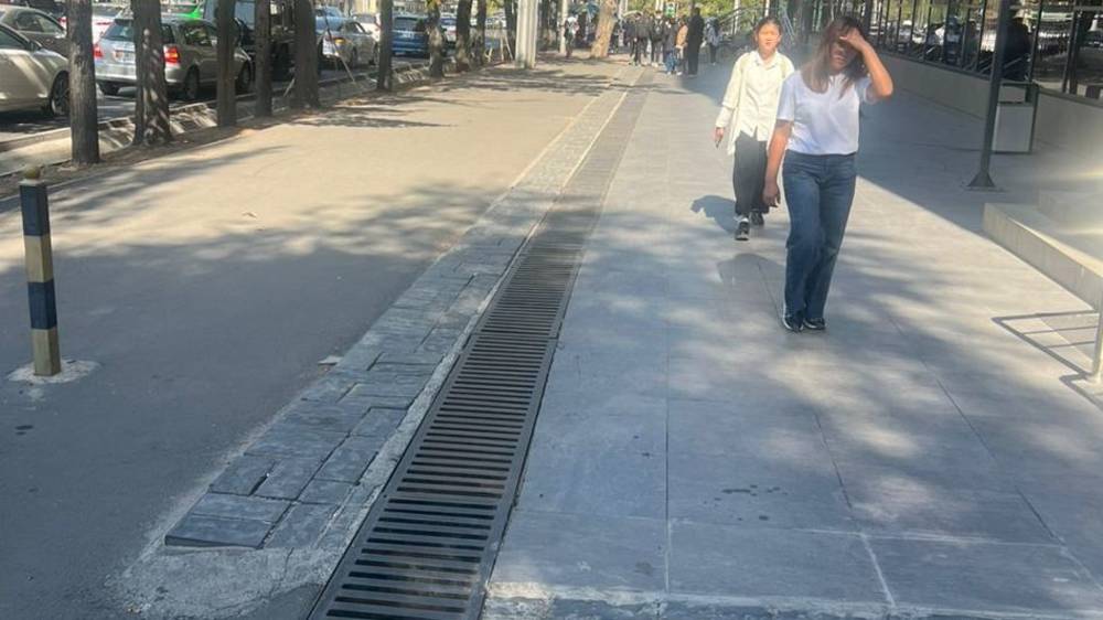 На тротуаре по Советской лежат коробки с мусором. Ответ мэрии