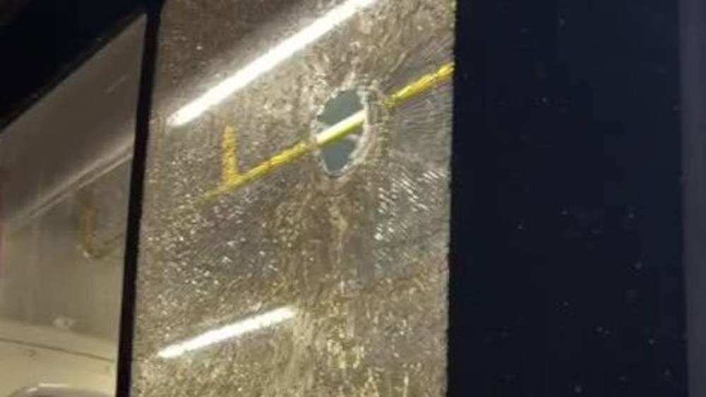 В Аламединском районе камнем разбили стекло нового автобуса №226. Видео
