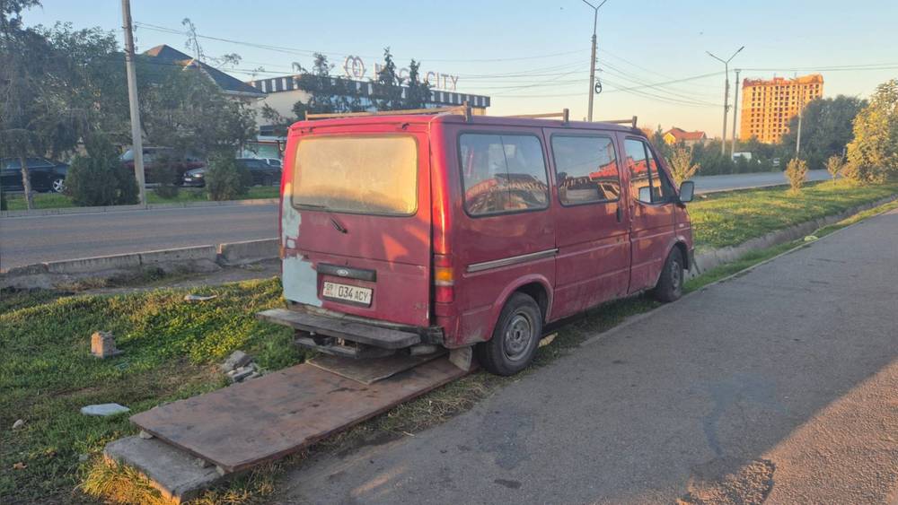 Продавец овощей и фруктов со своим авто снова вернулся на зеленую зону на Южной магистрали. Фото
