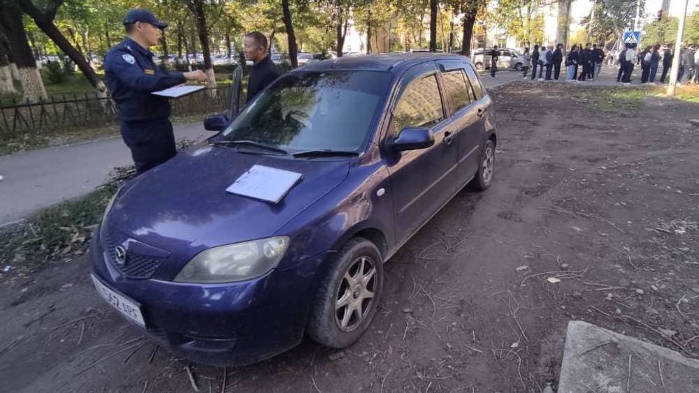 Водителя «Мазды» оштрафовали на 8500 сомов за парковку в зеленой зоне. Фото мэрии