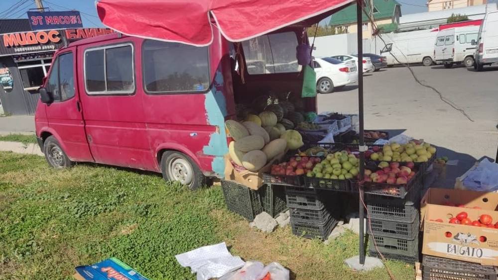 Продавца овощей и фруктов на Южной магистрали оштрафовали на 8500 сомов после жалобы горожанина. Фото мэрии