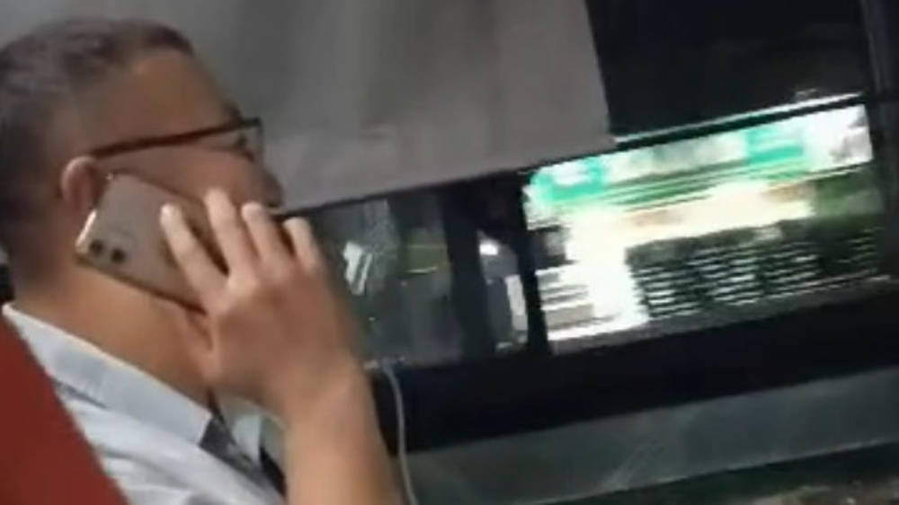 Водителя автобуса №36, который разговаривал по телефону, оштрафовали на 3000 сомов