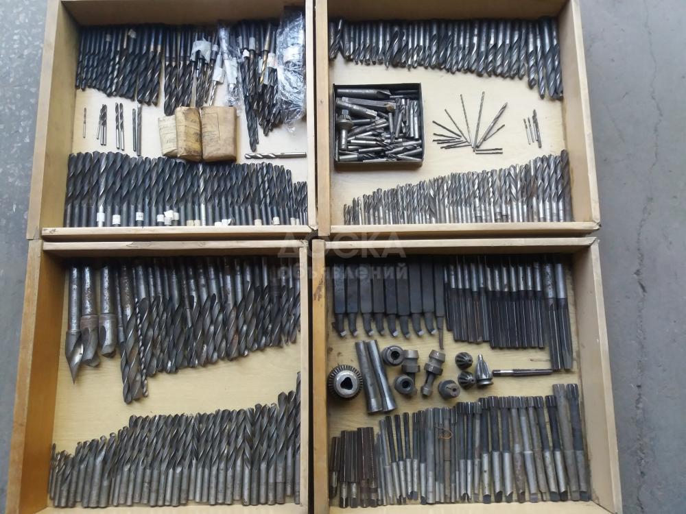 Продаю новые сверла ( производство СССР) по металлу с цилиндрическими и коническими хвостовиками  от 3,0 мм и выше, новые сверла по бетону, очки защитные слесарные и сварочные щиты для лица, отвертки, щетки-сметки, ключи, различные фрезы, резцы, развертки