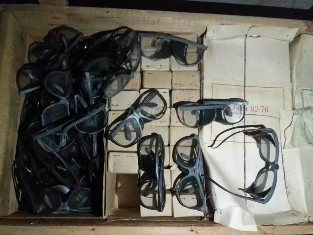 Продаю новые (СССР) очки слесарные и сварочные, щиты защитные для лица,  каски строительные, шахтерские и пожарных.