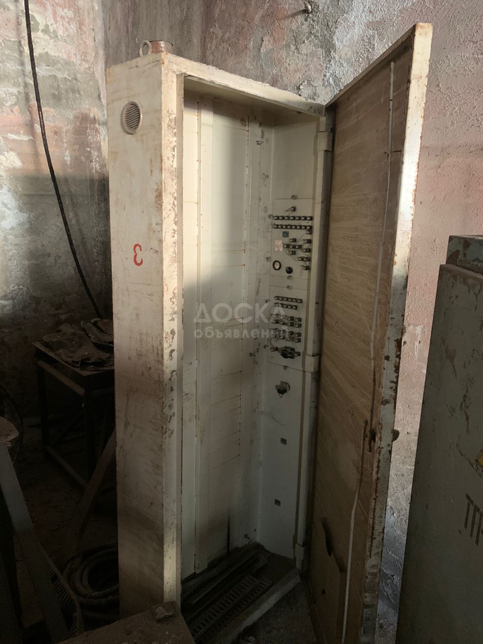 Продаю металлические, электрические и инструментальные  шкафы, ящики, слесарный стол, новые качественные (СССР) разные инструменты в упаковке ( сверла, фрезы, резцы, развертки, ключи, отвертки, защитные слесарные и сварочные очки, щиты для лица,  твердосп