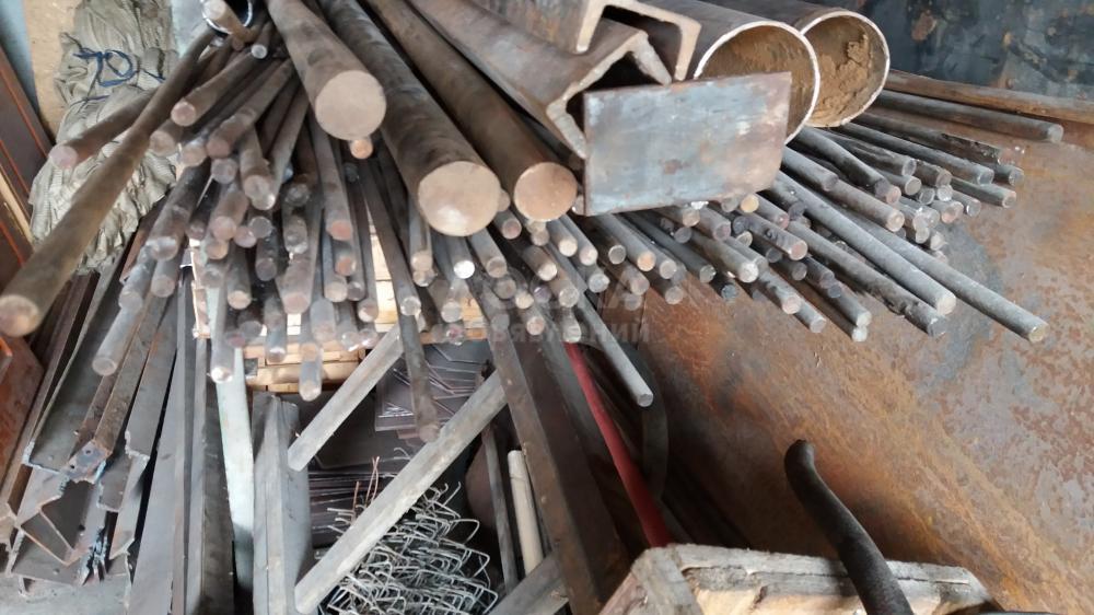 Продаю (СССР) металлические прутки (кругляк), листы, трубы, швеллера, уголки, рельсы и др.