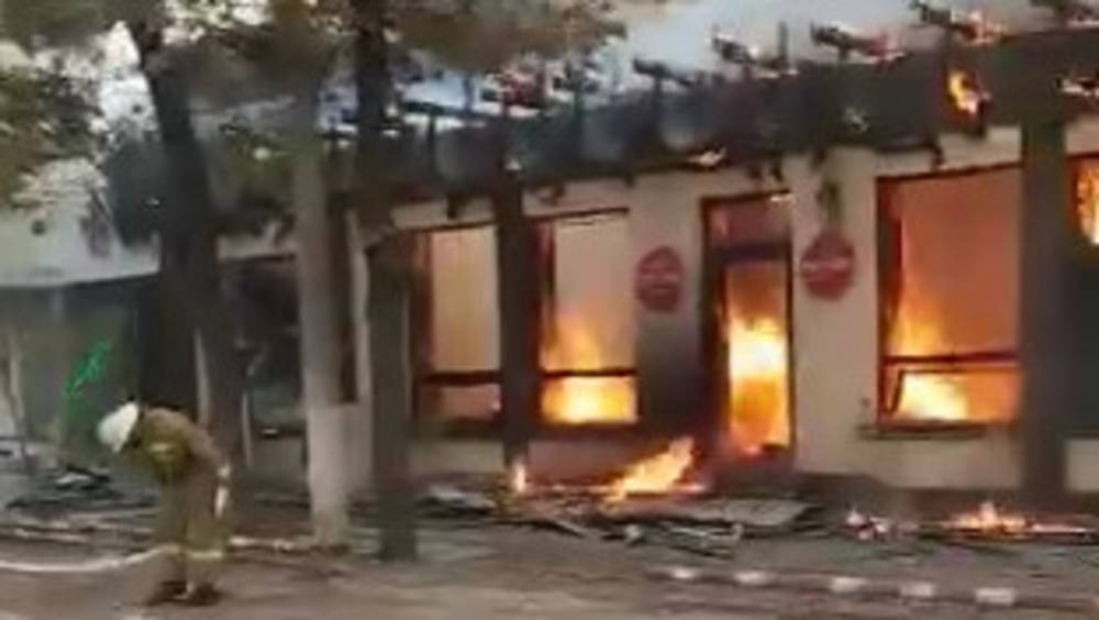 На Тоголок Молдо горит здание кафе, - МЧС