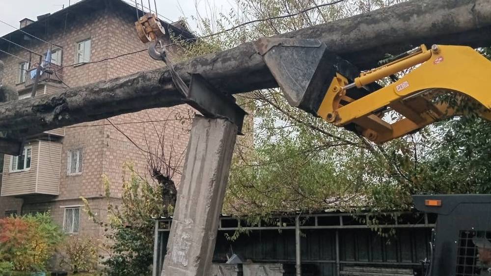«Тазалык» отремонтировал снесенную бетонную тумбу теплосети на Пишпеке. Видео, фото
