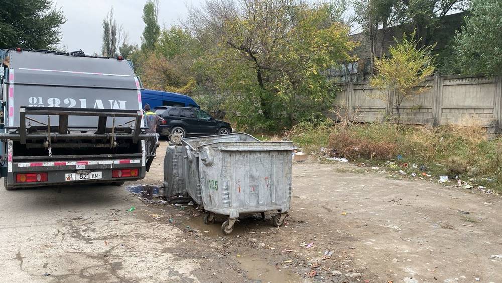 «Тазалык» вывез мусор рядом с общежитием на Исакеева. Фото