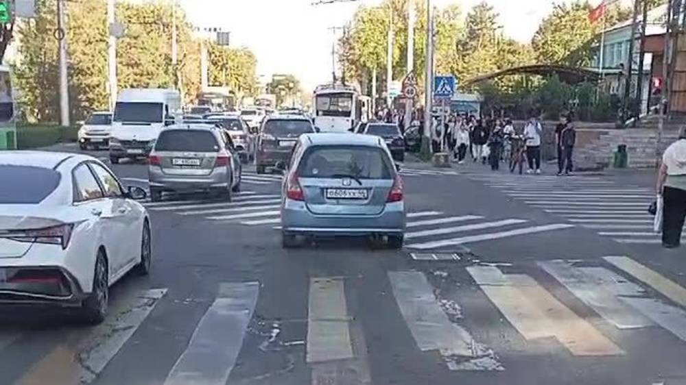 К остановке на проспекте Чуй сложно подъехать из-за припаркованных авто. Видео водителя троллейбуса