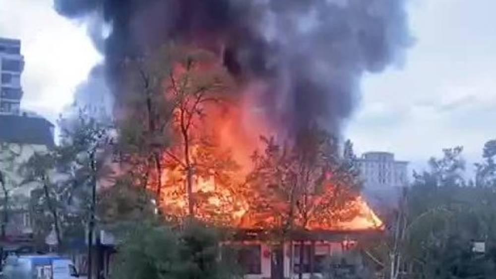 Еще видео пожара кафе на Тоголок Молдо