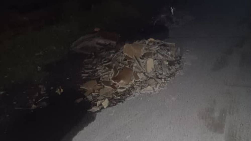 Строймусор на дороге по улице Восточной. Фото