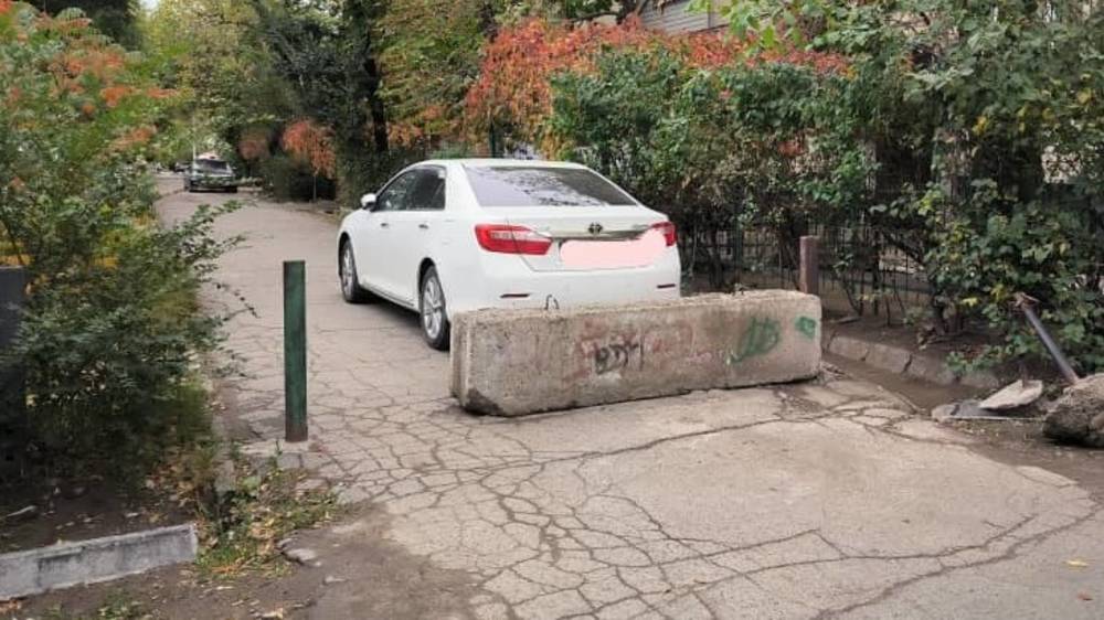 Законно ли в 5 мкр бетонными блоками перекрыли дорогу? - горожанин