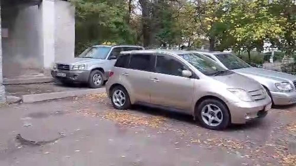 Водитель припарковался во дворе дома в 9 мкр, у него украли госномер и сломали боковые зеркала. Видео