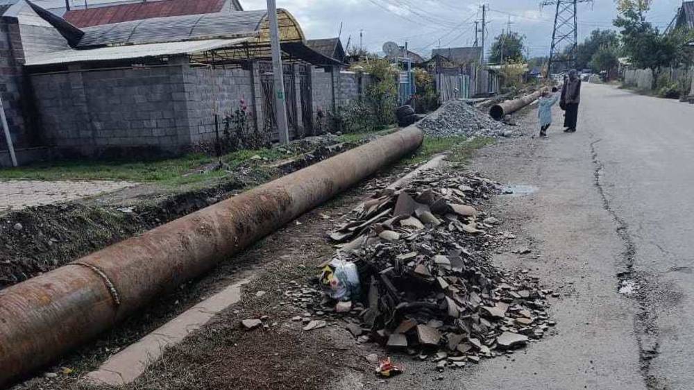 На улице Восточной снова валяются трубы и мусор. Видео горожанина