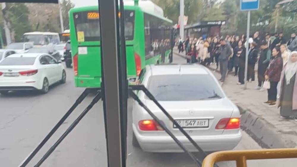 «Мерседес» заблокировал остановку возле ЦУМа. Фото горожанина