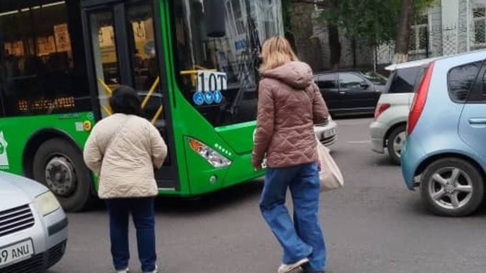 Автобусы и троллейбусы не могут подъехать к остановке на Московской, она заставлена машинами. Видео горожанина