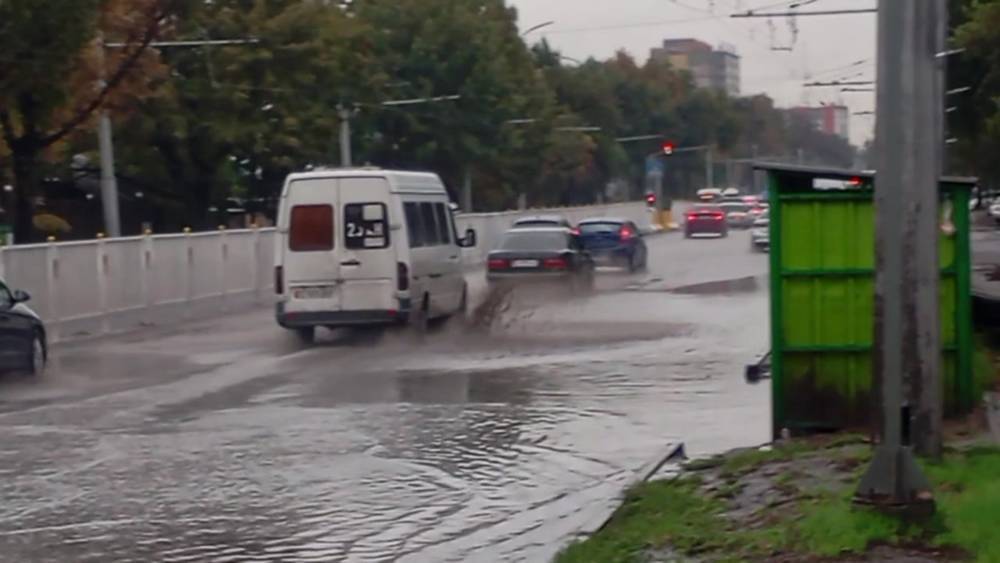 В Кызыл-Аскере из-за дождя снова затопило дорогу. Ответ УПСМ Бишкека