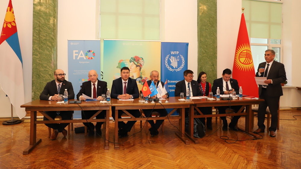 Второй слева направо: замминистра сельского хозяйства Самат Насирдинов, ВПП ООН в Кыргызстане Кожиро Накай и с права налево представитель 