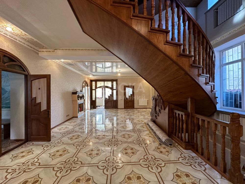 Сдаю дом 13-ком. 800кв. м., этаж-3, 10-сот., стена кирпич, мира/магистраль.