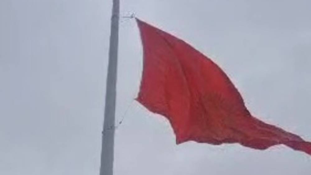 Порванный флаг на площади Ала-Тоо поменяли. Видео мэрии