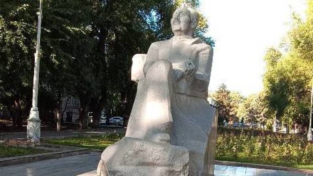 Скульптуре Аалы Токомбаева пририсовали усы и печатку на палец. Фото