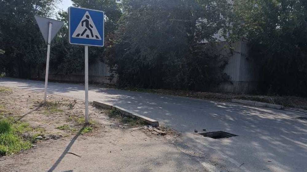 «Бишкекасфальтсервис» установил решетку ливнериемника на дорогу по улице Фрунзе. Фото