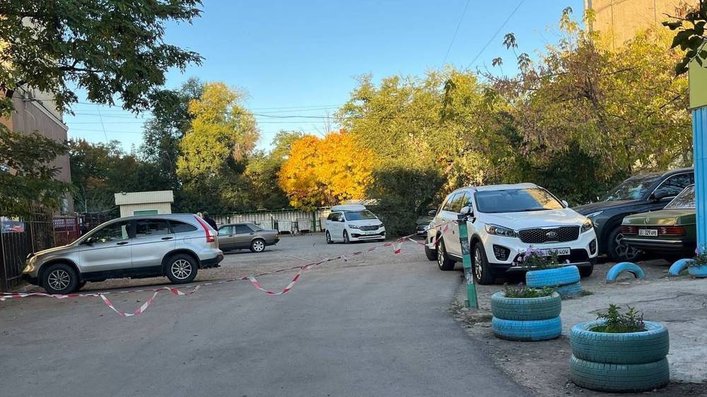 Трос во дворе на Тыныстанова убрали добровольно, - мэрия