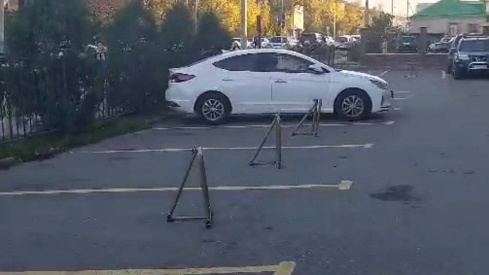 Законно ли во дворе дома на Токтоналиева поставили ограничители парковки? Видео горожанина