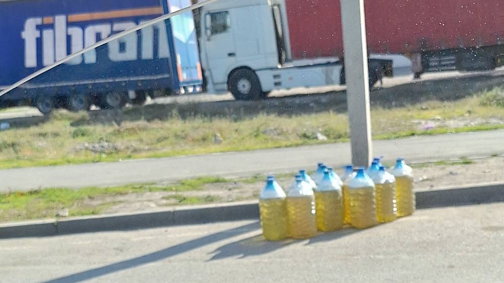 На Профсоюзной продолжают стихийно продавать бензин. Фото