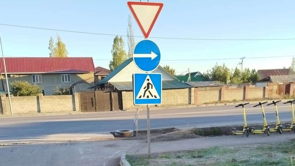 На Ахунбаева раскопали асфальт, но не восстановили. Фото горожанина
