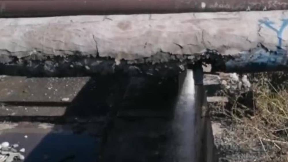 На Южной магистрали из трубы теплосети течет вода. Так и должно быть? Видео горожанина