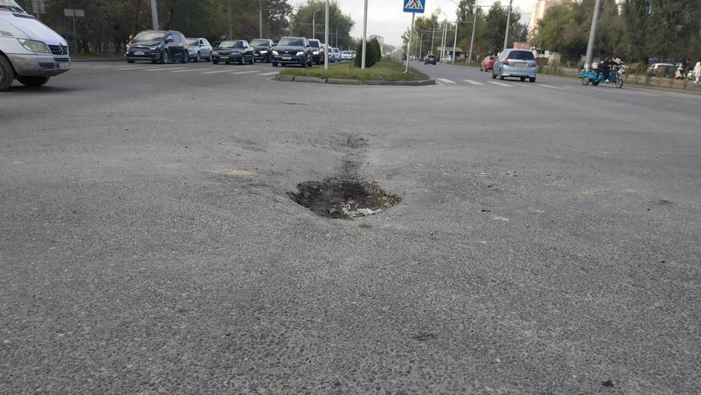 На улице 7 Апреля образовалась яма. Фото