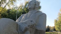 Скульптуру Аалы Токомбаева очистили от пририсованных усов и печатки. Фото мэрии