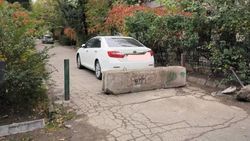 Бетонные блоки во дворе дома в 5 мкр уберут на этой неделе, - мэрия